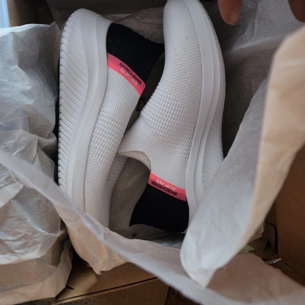 New in box skechers slip ins